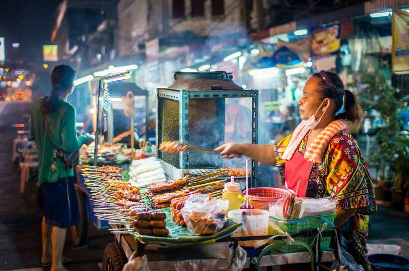 Chiang Mai: Private Historic Old City Bike Tour - Night - Wat Chedi Luang and the Ancient City Pillar