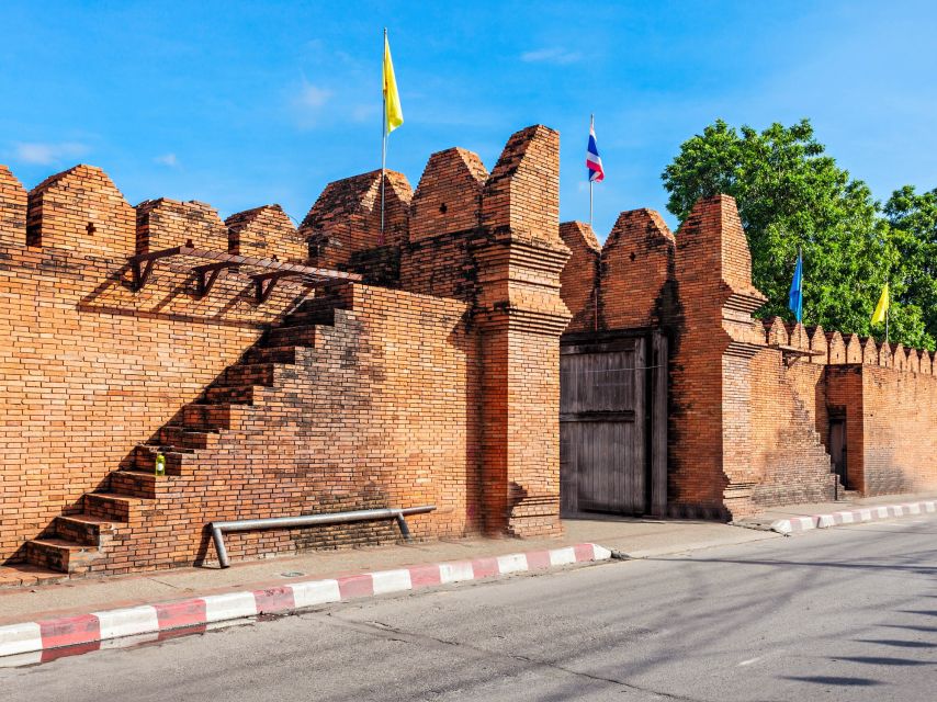 Chiang Mai: Private Tuk Tuk Tour of City Temples With Pickup - Three Kings Monument and Chiang Mai’s founding story