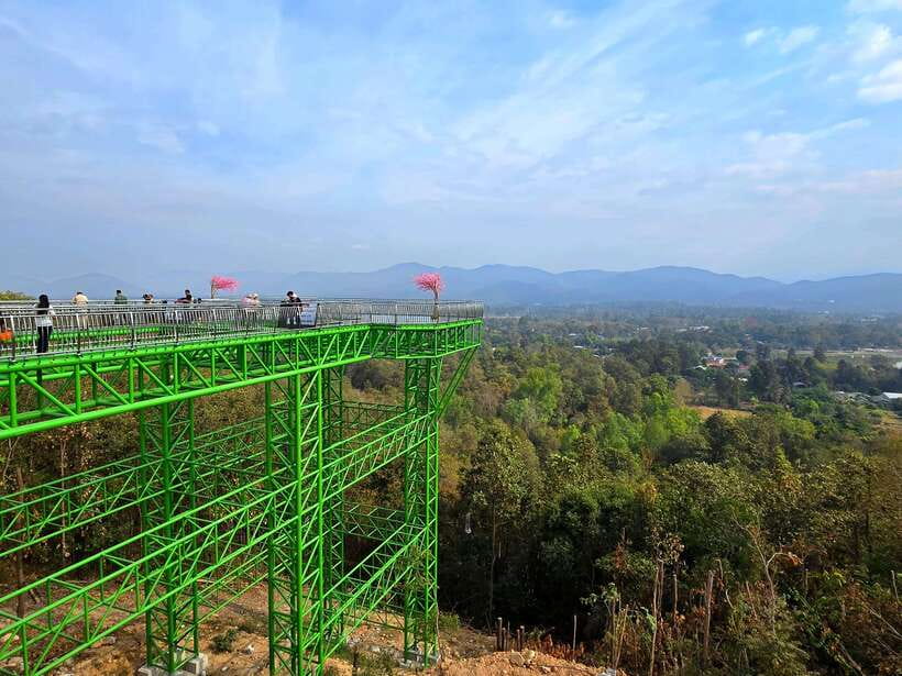 Chiang Mai: Sticky Waterfall scenic loop unseen lake &temple - Lunch at the waterfall and the final temple