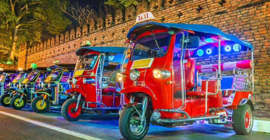 Chiang Mai: Temples and Street Food Night Tour by Tuk Tuk - Five things to know before booking