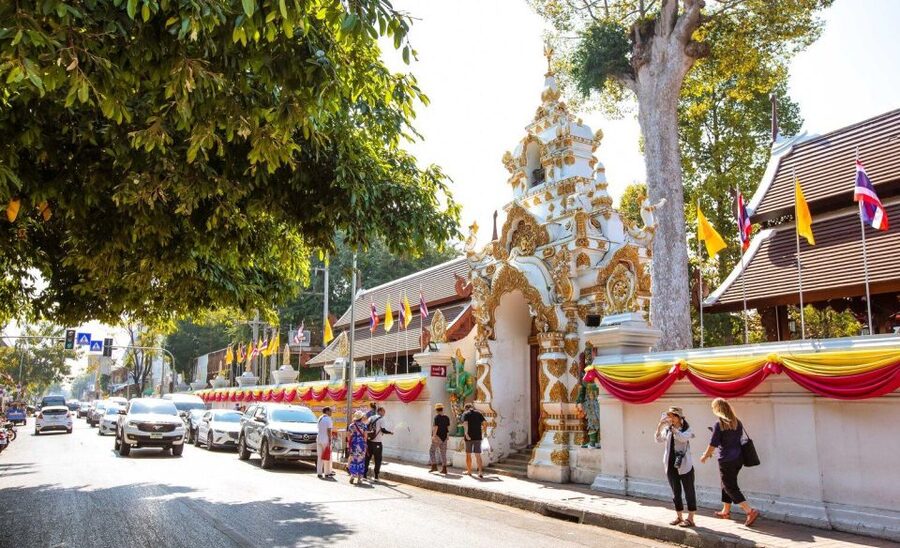 Chiang Mai: Temples and Street Food Night Tour by Tuk Tuk - Warorot and Mueang Mai markets after dark
