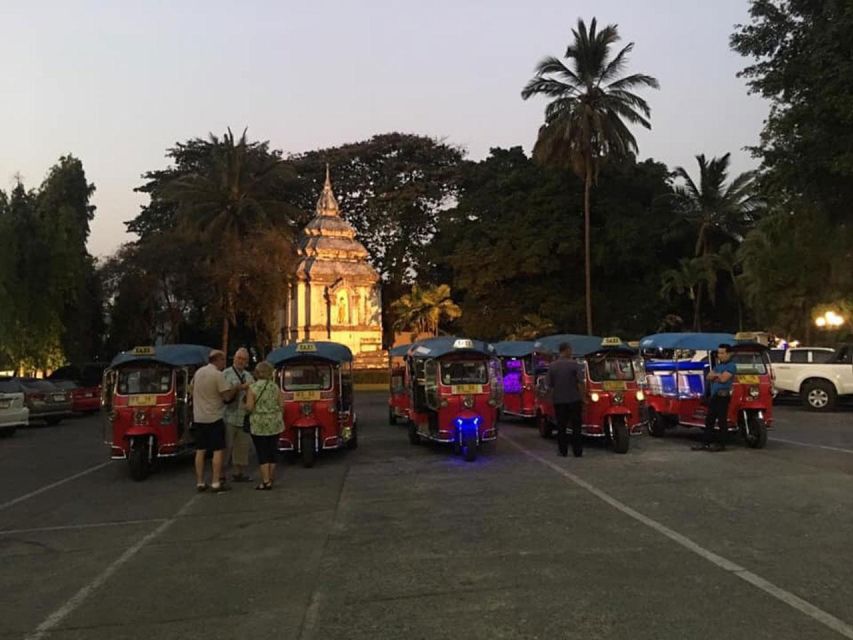 Chiang Mai: Temples and Street Food Night Tour by Tuk Tuk - What the driver and guide service is really like