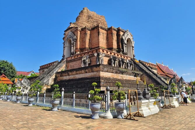 Chiang Mai Temples Visit Walking Tour with Ex-Monk Guide Part 1 - Wat Chedi Luang and Chiang Mai’s largest stupa