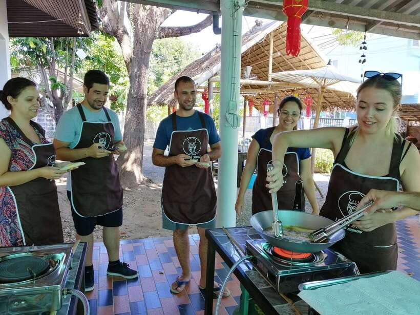 Chiang Mai: Thai Cooking and Market Tour with Lanna Smile - Choosing your six-dish menu