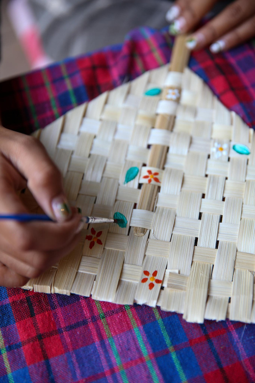 Chiang Mai : Traditional Lanna Bamboo Fan Weaving - Arriving at the Wat Gate neighborhood