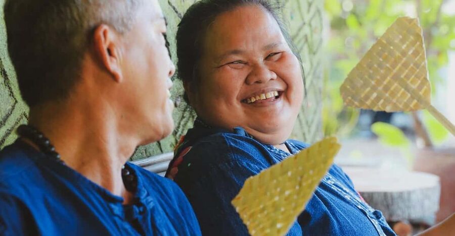 Chiang Mai : Traditional Lanna Bamboo Fan Weaving - Meeting Bunnoi and starting with the basics