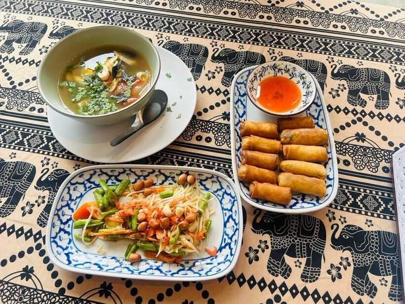Chiang Mai: Traditional Thai Cooking Class with Market Tour - Making curry paste from scratch