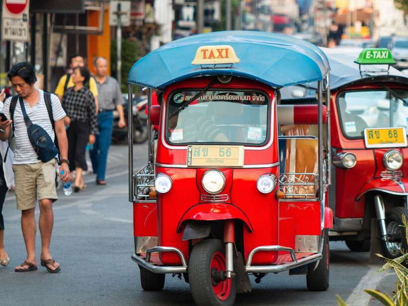 Chiang Mai: Tuk-Tuk Evening Tour with Temples & Street Foods - A four-hour introduction to Chiang Mai after dark