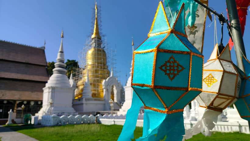 Chiang Mai: Tuk-Tuk Evening Tour with Temples & Street Foods - Warorot Market and Ton Lam Yai after dark