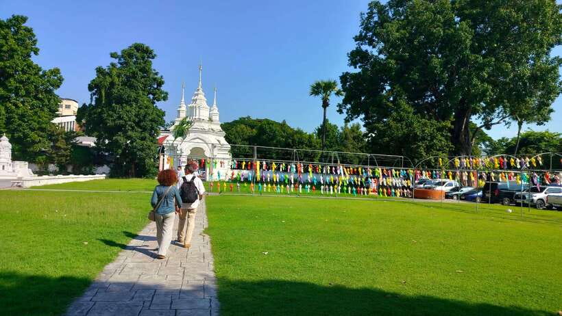 Chiang Mai: Tuk-Tuk Evening Tour with Temples & Street Foods - Sustainable details that matter in practice