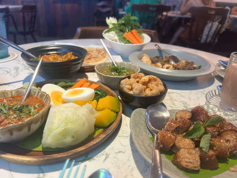 Chiang Mai: Walking Food Tour - Meeting at Three Kings Monument