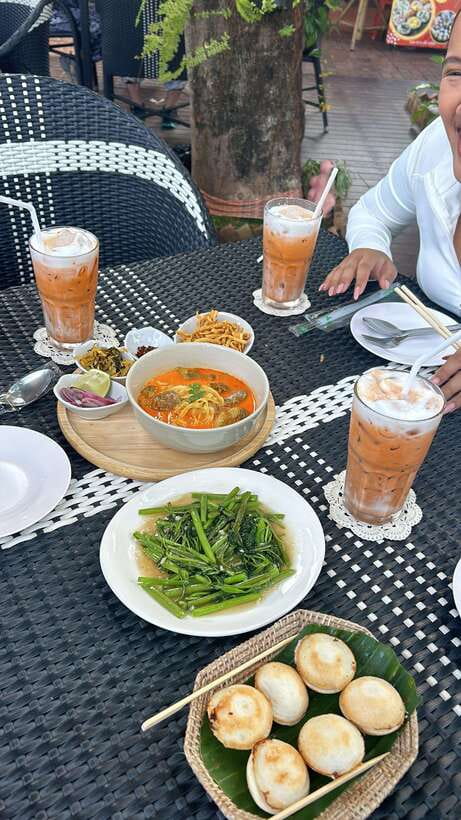 Chiang Mai: Walking Food Tour - Butterfly pea ice cream and bua loi