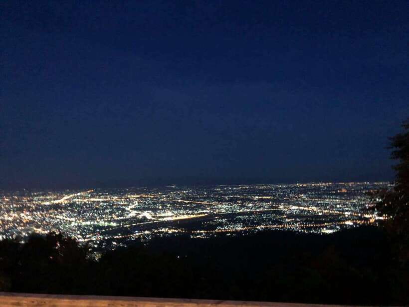 Chiang Mai:Wat Phra That Doi Suthep & Wat Umong Evening Tour - Climbing into Wat Phra That Doi Suthep