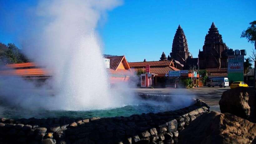 Chiang Mai: White, Blue & Big Buddha Temples in Chiang Rai - Thai buffet lunch and a needed pause