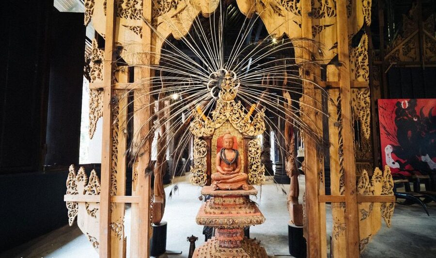 Chiang Mai: White, Red/Black & Blue Temples Tour with Lunch - Lunch near the White Temple
