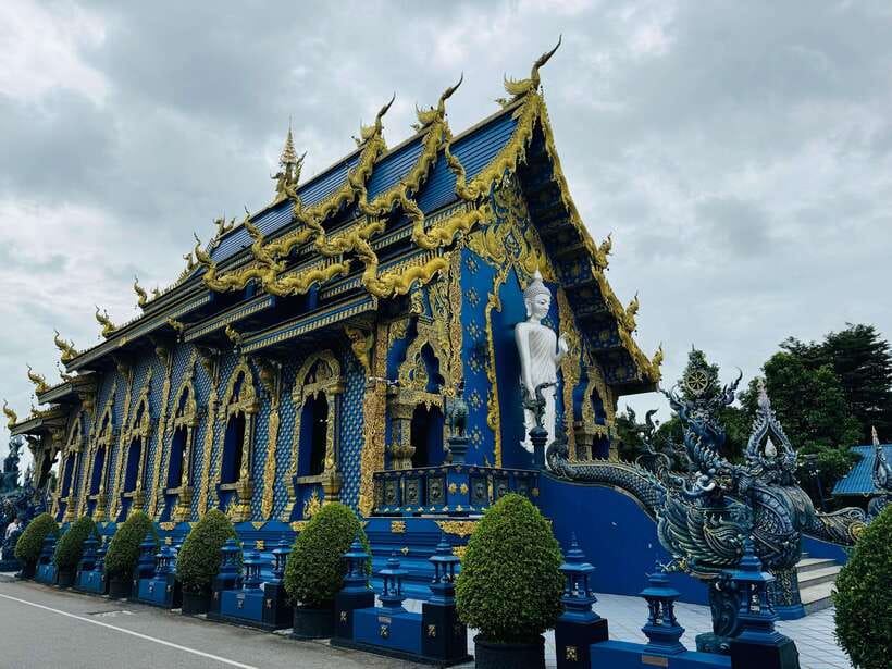 Chiang Rai: Iconic Temples & 7 Major Sites—River View Buffet - Meeting the Karen community