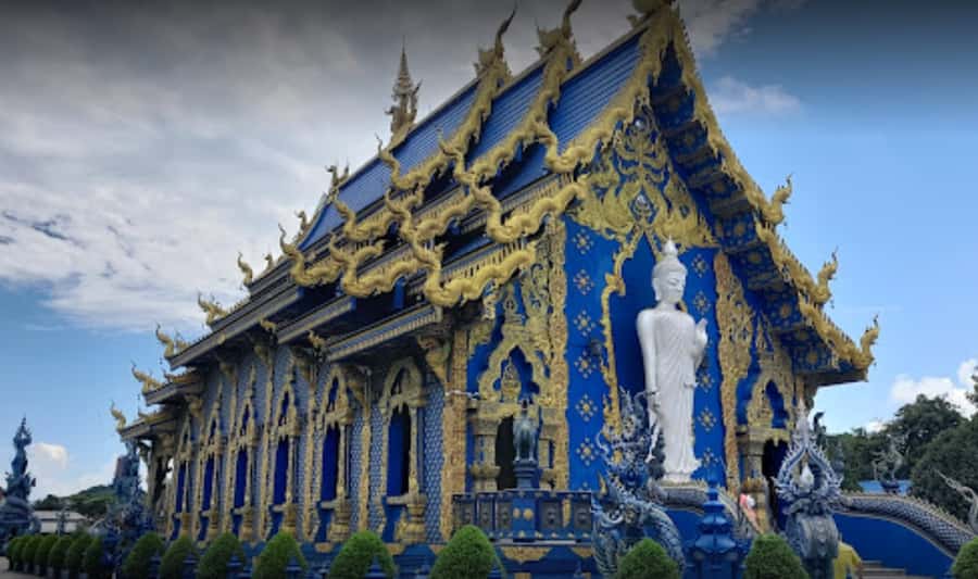 Chiang Rai White, Blue, Red 3 Temples Tour - Temple manners and clothing advice