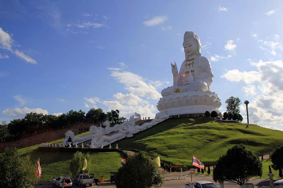 Chiang Rai White Temple and Blue Temple Day Tour - A lunch break and the Blue Temple