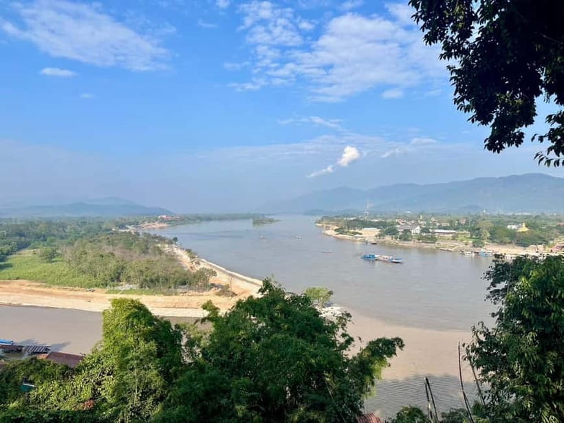 Chiangrai Full day: Popular 7 Locations with Thai buffet - A careful look at the Long Neck Karen Village stop
