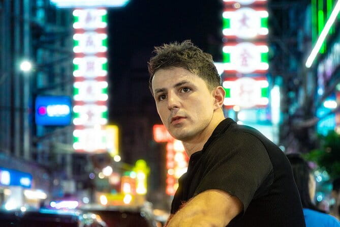 Chinatown (Yaowarat Road) Neon Photoshoot - Why Yaowarat works so well after 8:30 pm