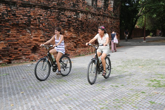 Colors of Ayutthaya Full-Day Bike Tour - Lunch, group size, and guide quality