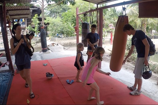 Colors of Bangkok Private tour - Starting on Rama III with a short briefing