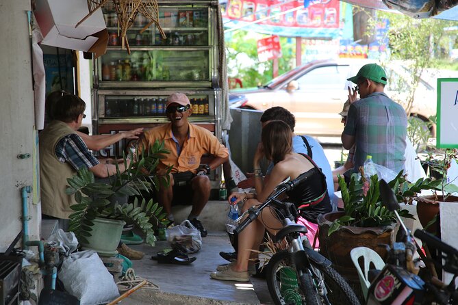 Colors of Damnoen Saduak from Bangkok - Lunch beside the river and a look at Amphawa