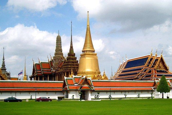 Damnern Saduak Floating Market, Grand Palace and Wat Phra Keo Tour from Bangkok - Damnoen Saduak and its canal-side trading scene