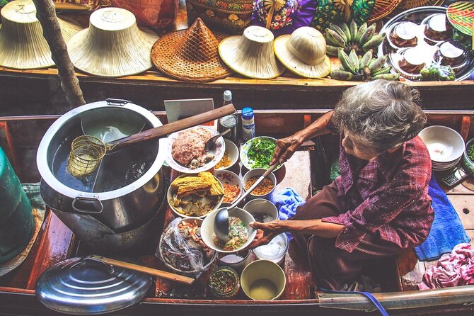 Damnoen Saduak Floating Market & Maeklong Railway Market Tour From Bangkok - What the guide and group size add