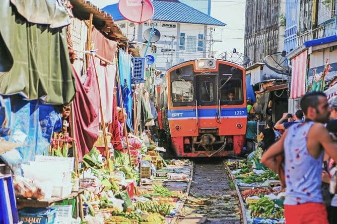Damnoen Saduak Floating Market & Railway Market Tour from Bangkok - Damnoen Saduak by long-tail boat