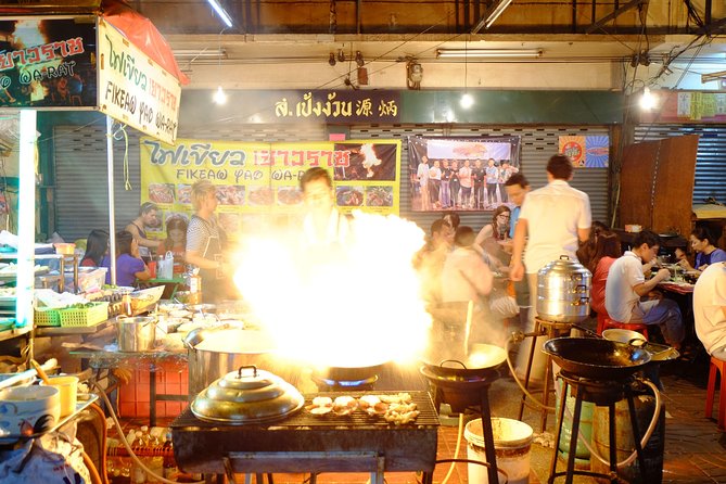 Discover Bangkok at Night 5-Hour Bike Tour with dinner - Pak Khlong Flower Market and a sensory pause