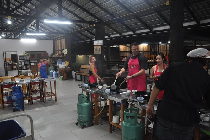 Evening Cooking Class in Organic Farm with Local Market Tour - From Chiang Mai Hotel to Somphet Market