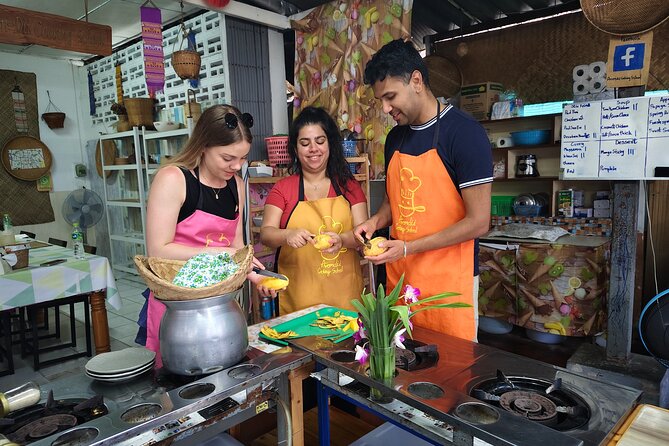 Evening Thai cooking class - Making curry paste from scratch