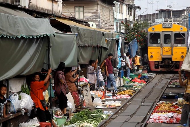 Famous Markets Tour: Maeklong Railway & Damnoen Saduak Floating - Why these two markets work well together