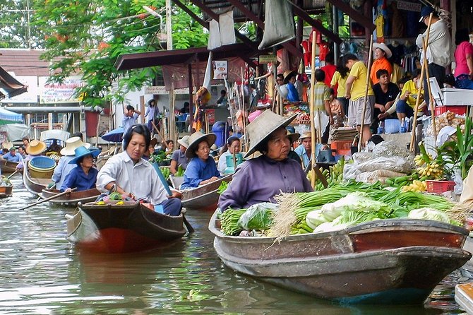 Famous Markets Tour: Maeklong Railway & Damnoen Saduak Floating - What to look for beyond the famous photograph