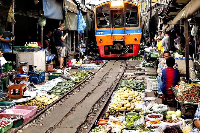 Famous Markets Tour: Maeklong Railway & Damnoen Saduak Floating - Starting early from central Bangkok