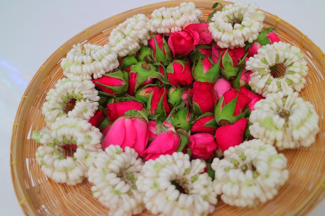 Flower Market & Floral Art: Multilingual Private Tour [EN/others] - The one-hour floral workshop with Thai artisans