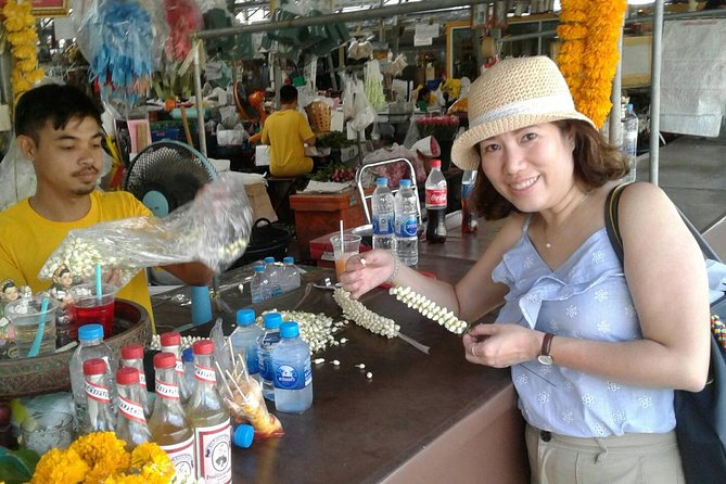 Flower Market & Floral Art: Multilingual Private Tour [EN/others] - Folding lotus flowers with a local seller