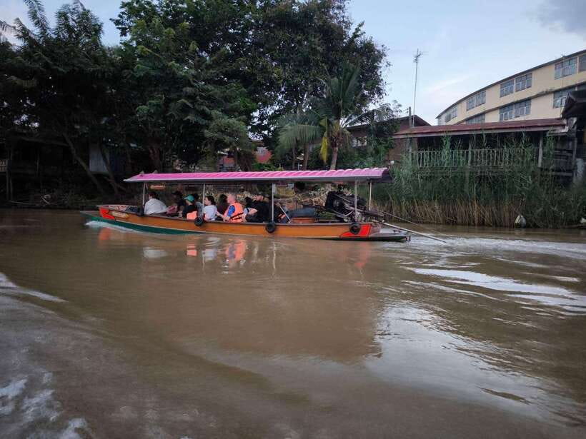 From Bangkok: Ayutthaya Afternoon Tour with Boat & Tuk-Tuk - Wat Mahathat and the Buddha head in the tree roots