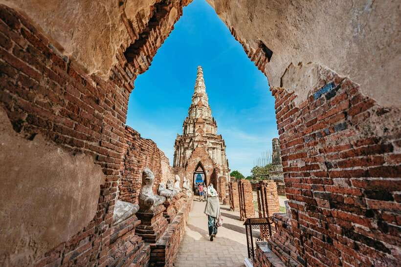 From Bangkok: Ayutthaya Temples Guided Tour with Lunch - What the guides add to the day