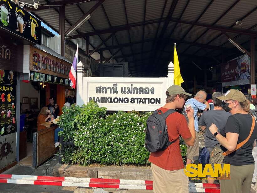 From Bangkok:Damnoen Floating Market and Railway Market Tour - Two markets, one long morning from Bangkok