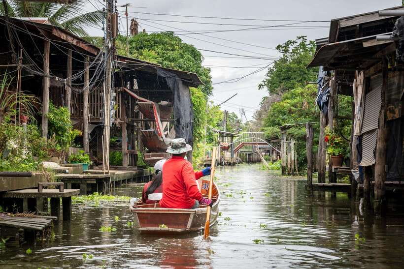 From Bangkok: Railway & Damnoen Saduak Floating Market Tour - Who should choose this tour?