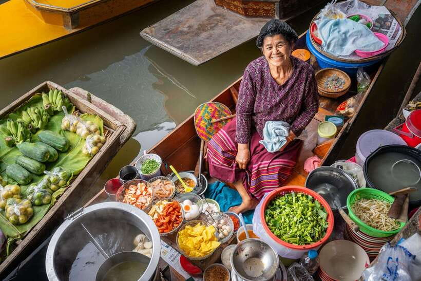 From Bangkok: Railway & Damnoen Saduak Floating Market Tour - The boat ride into Damnoen Saduak