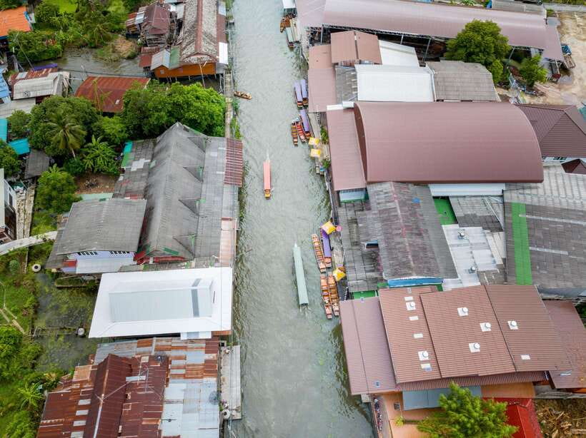 From Bangkok: Railway & Damnoen Saduak Floating Market Tour - Palm sugar and the family home stop