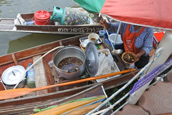 From Bangkok : Thaka Floating Market - Who Will Get The Most From This Morning?