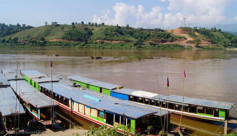 From Chiang Mai : 3 Day 2 Night Slow Boat to Luang Prabang - Crossing from Chiang Khong into Huay Xai
