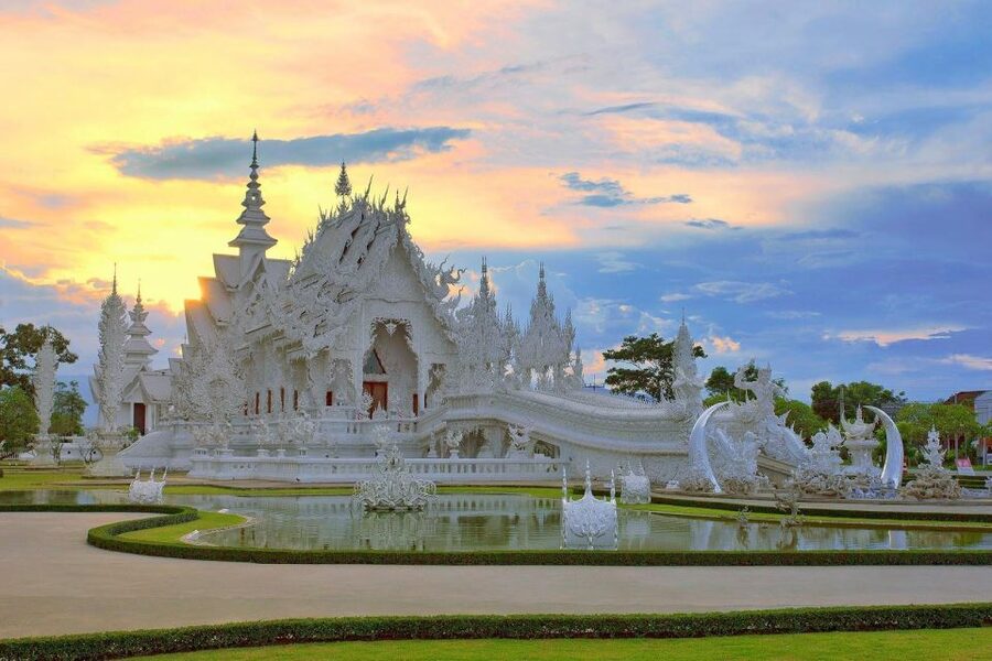 From Chiang Mai: Chiang Rai's Temples Exploration Day Trip - Lunch between the temple visits