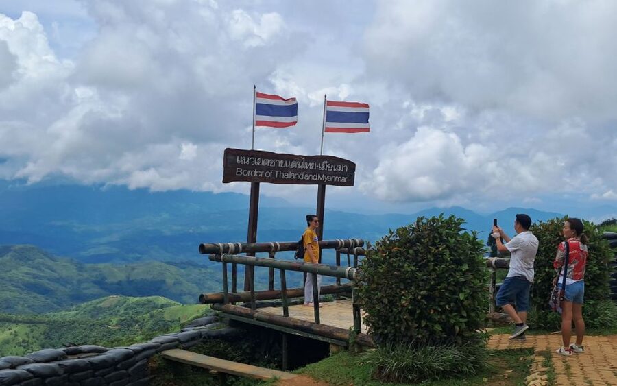 From Chiang Rai: Famous Temples and Golden Triangle Day Tour - Lunch with Khao Soi and northern Thai flavors