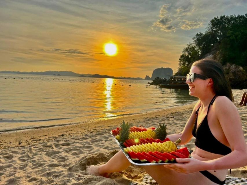 From Krabi: Hong Island Sunset Tour+Bioluminescent Plankton - The 360-degree climb at Hong Island