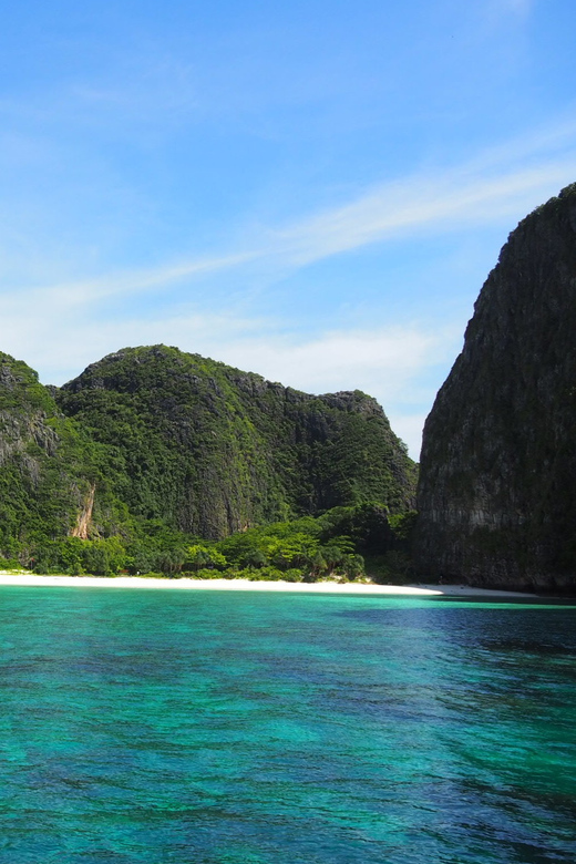 From Krabi: Phi Phi Islands Speedboat Day Tour - What the guides and crew do well